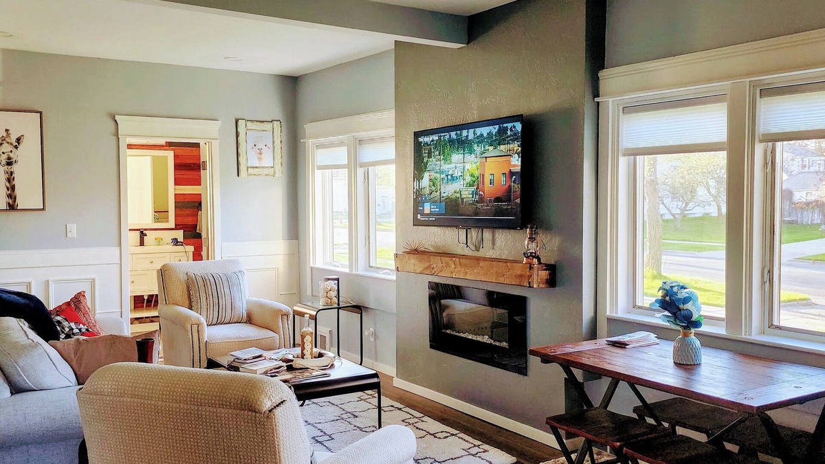 Kewaunee House | Great for weekend Getaway-Cozy 2 bedroom home 4 blocks from the beach.