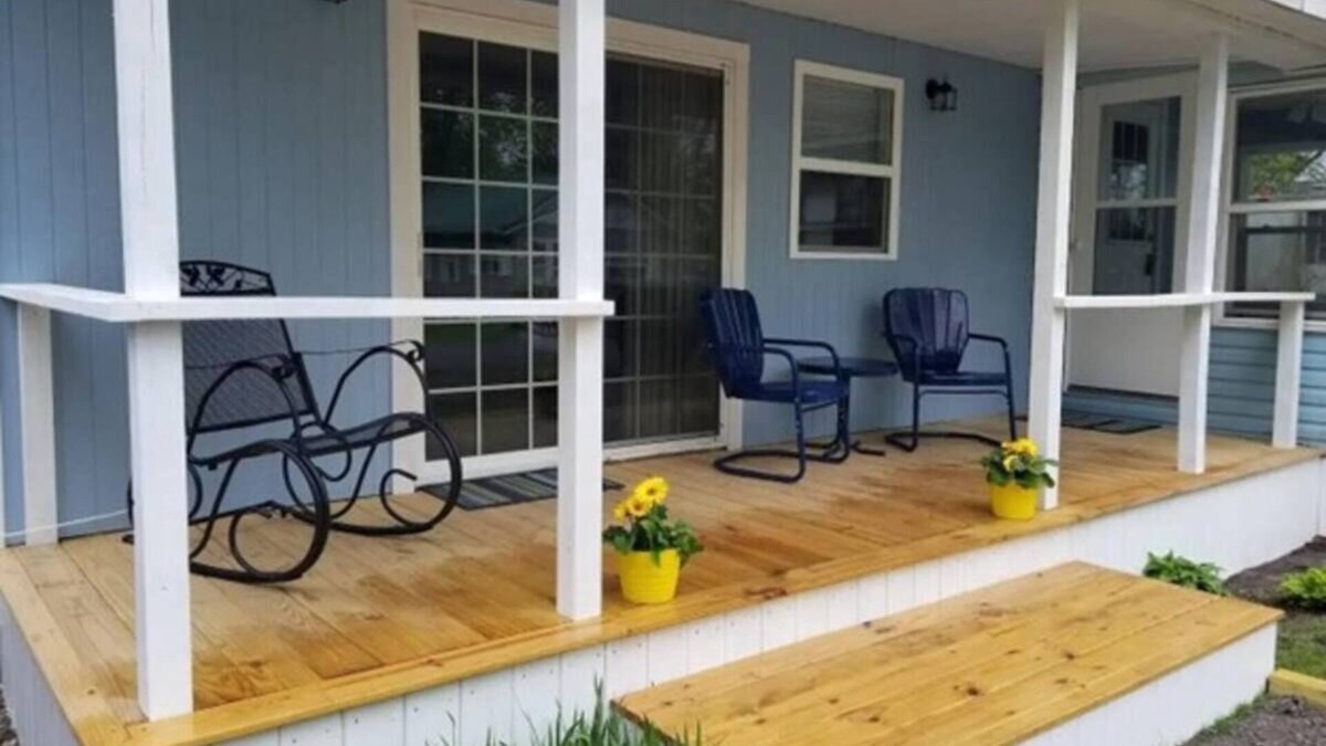 Lakeview Cottage | Great Front Porch with 3 Bedrooms and King Bed
