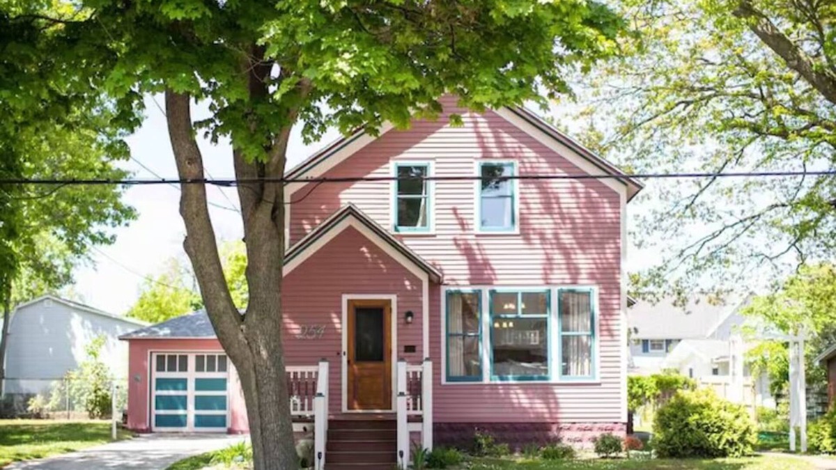 Manistee House | Great Gathering Spot Close to Lake Michigan