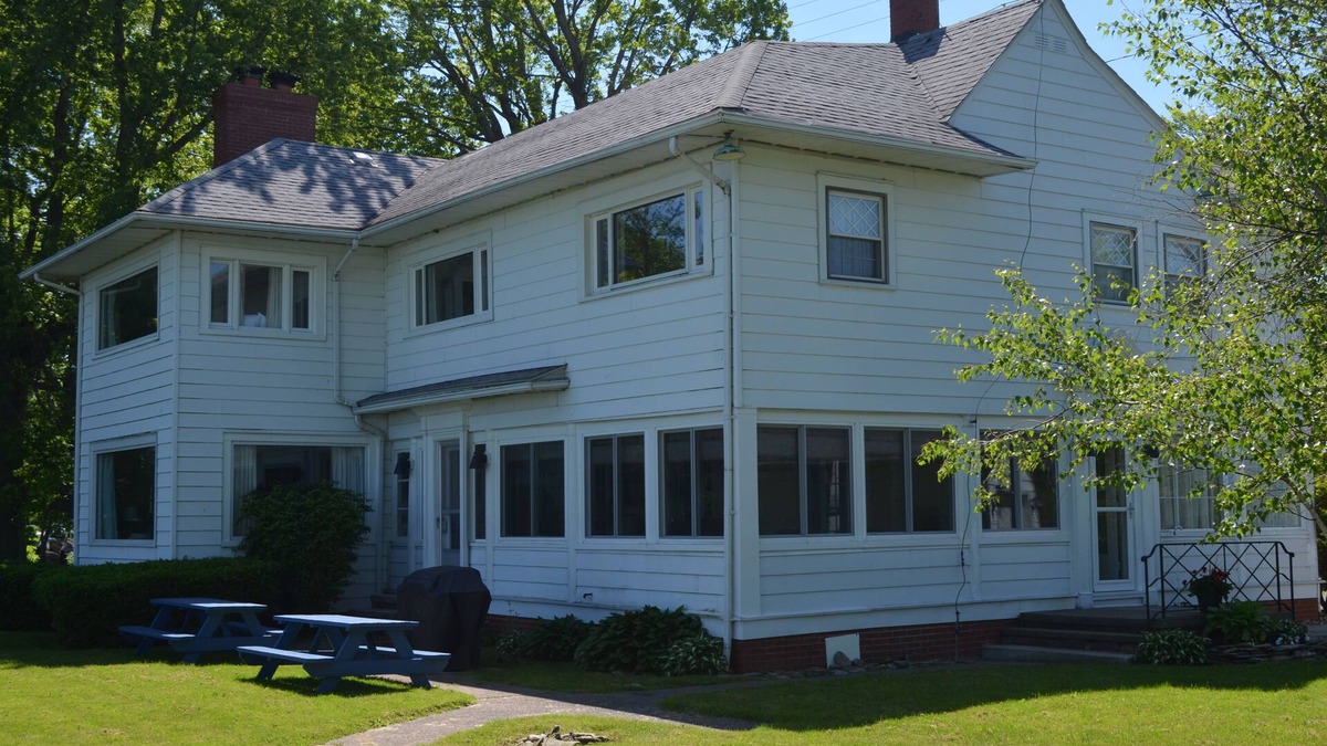 Geneva House | GREAT GETAWAY ! a 3200 sq. ft. LAKEFRONT HOUSE, LARGE YARD 176ft. OF WATERFRONT