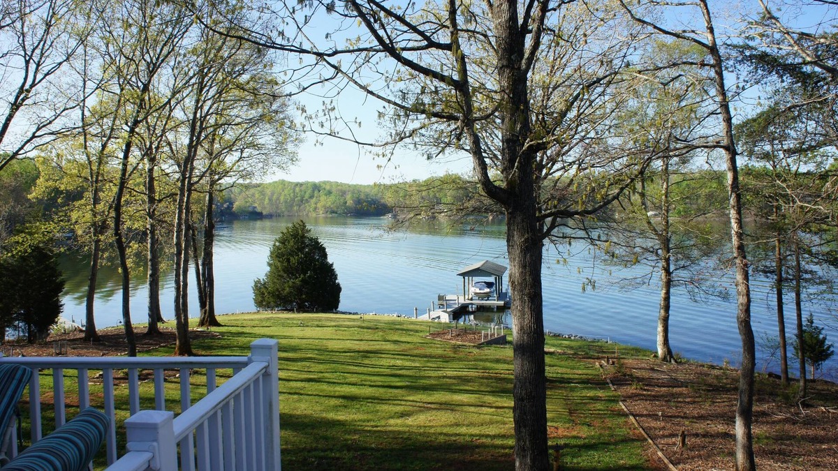 Westlake Corner House | Great Getaway On Picturesque Point. - No stairs to the lake!