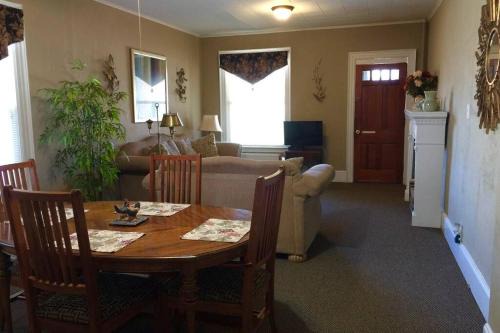Downtown Niagara Falls House | Great Gorge Guesthouse - Walk to the Falls, the Casino and all Downtown Restaurants - Across from the Aquarium