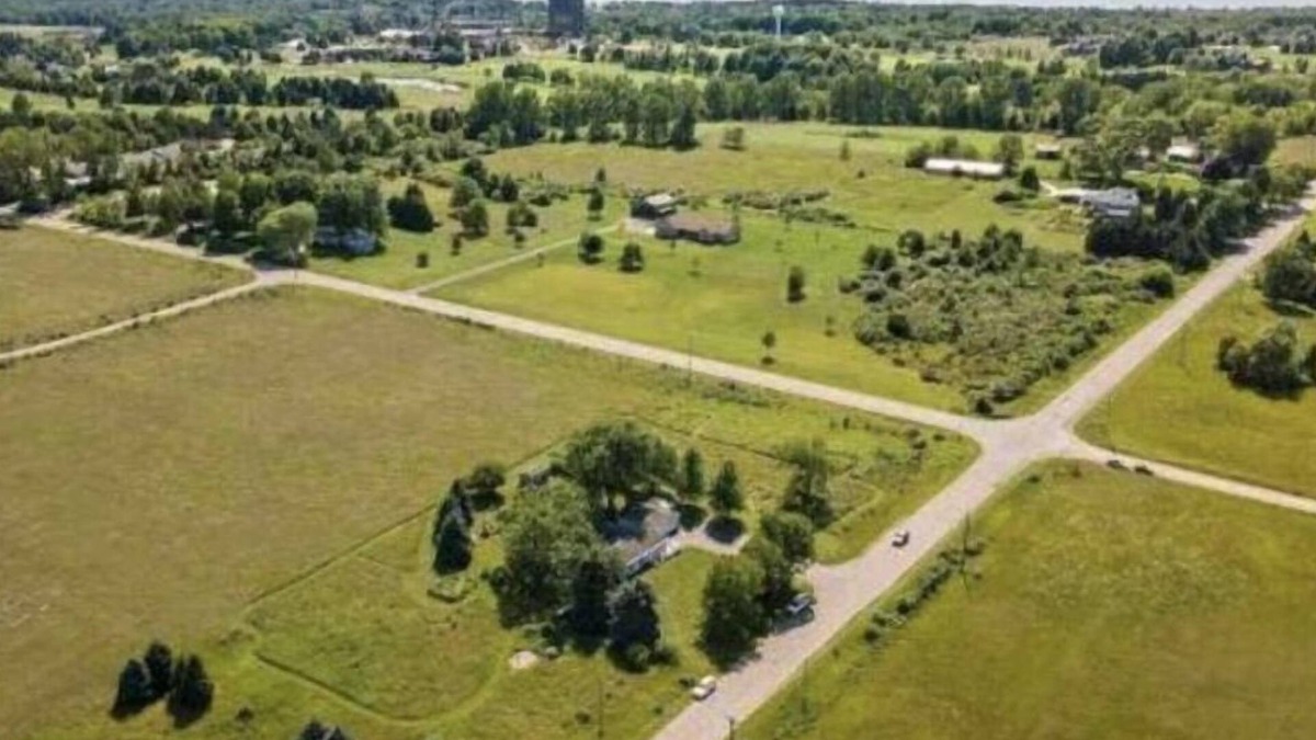 Acme House | Great home right next to the HORSE SHOW! A perfect place for your visit!nn