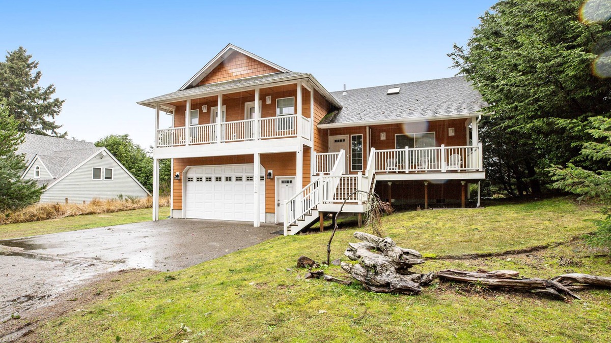 Sunset Beach House | Great home with Ping-Pong table - walk to the beach & Sunset Lake