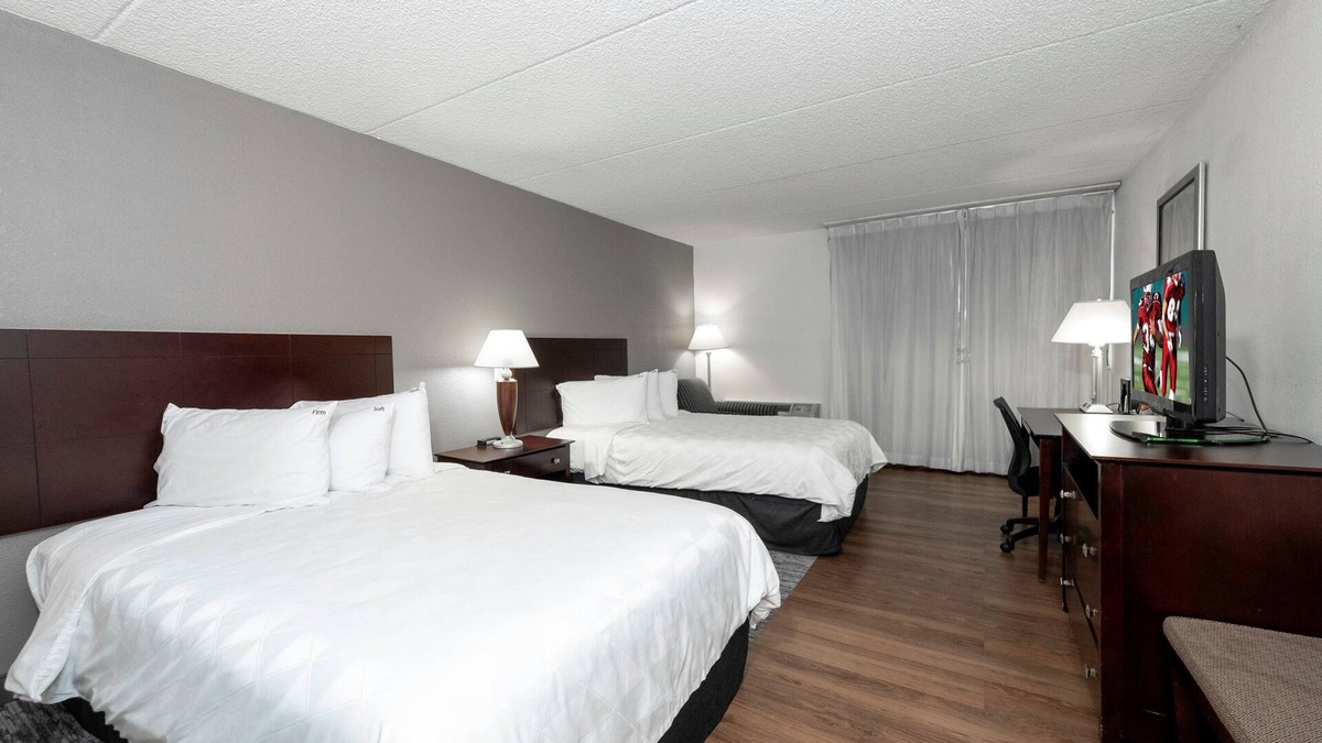 Carteret Hotel | Great Hotel For The Price & Close To The Turnpike! Onsite Bar, FREE Parking!
