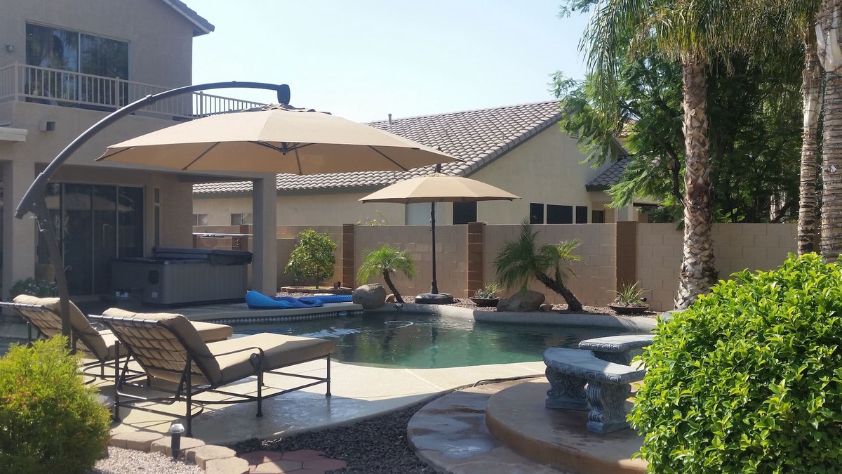 Chandler House | Great House with a jacuzzi, pool, outdoor fireplace & a large backyard!