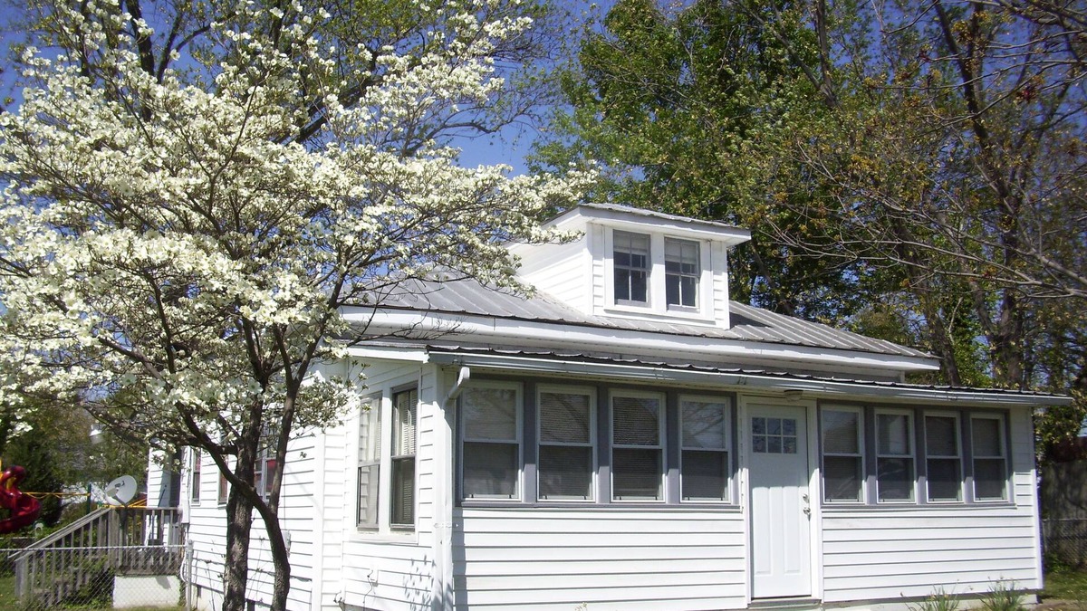 Issue Cottage | Great in-town location short walk to beach and restaurants!