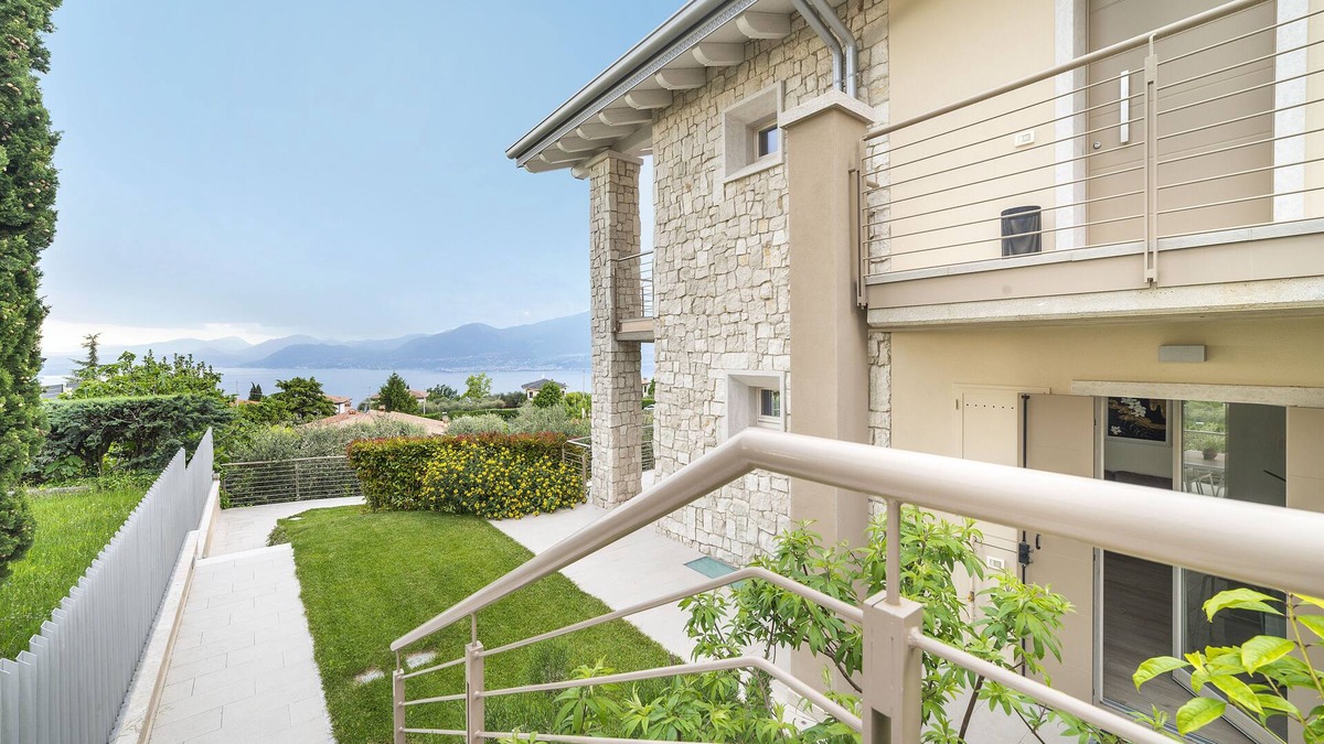Albisano Apartment | GREAT LAKE VIEW - PRIVATE GARDEN - JACUZZI