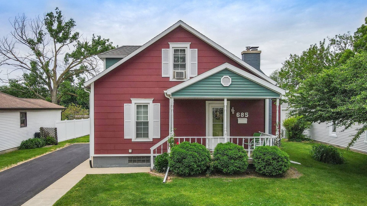 Manteno Cottage | Great Lakefront Home