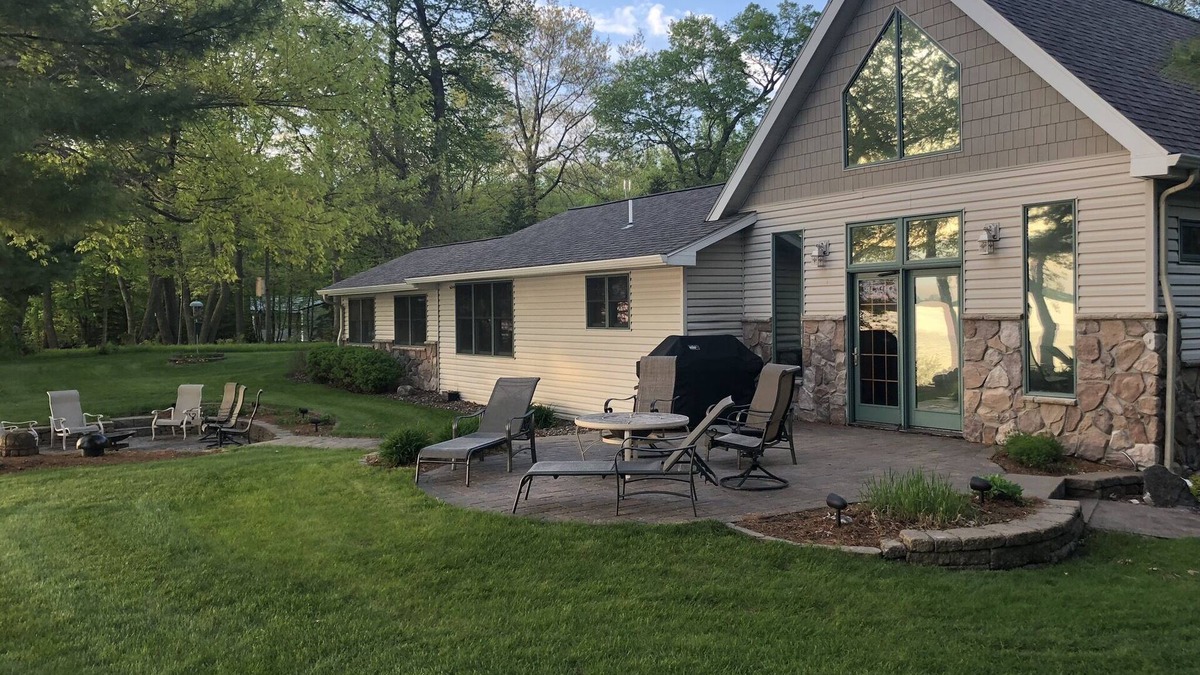Sunburg House | Great Lakefront Property with Amazing Sunsets!