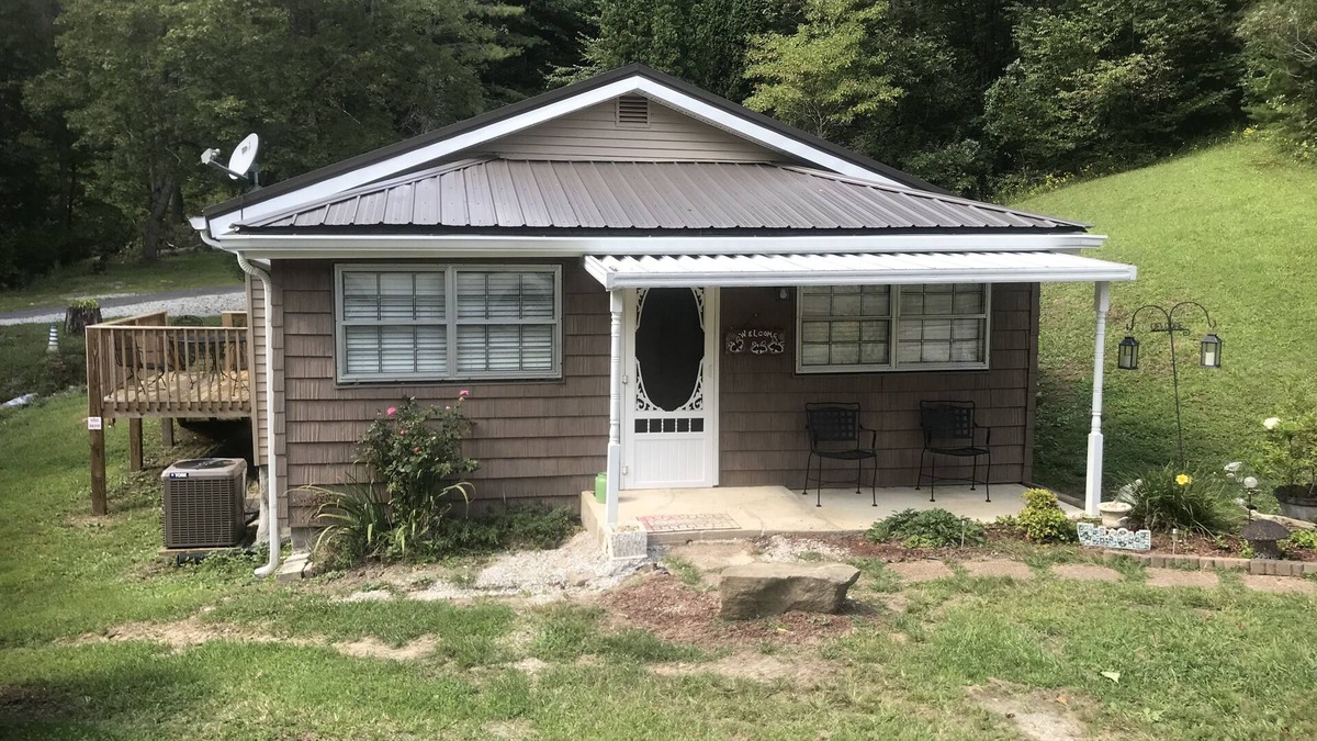 Newcomb House | Great little getaway for a ride in the Royal Blue Mountains , Pioneer Tennessee