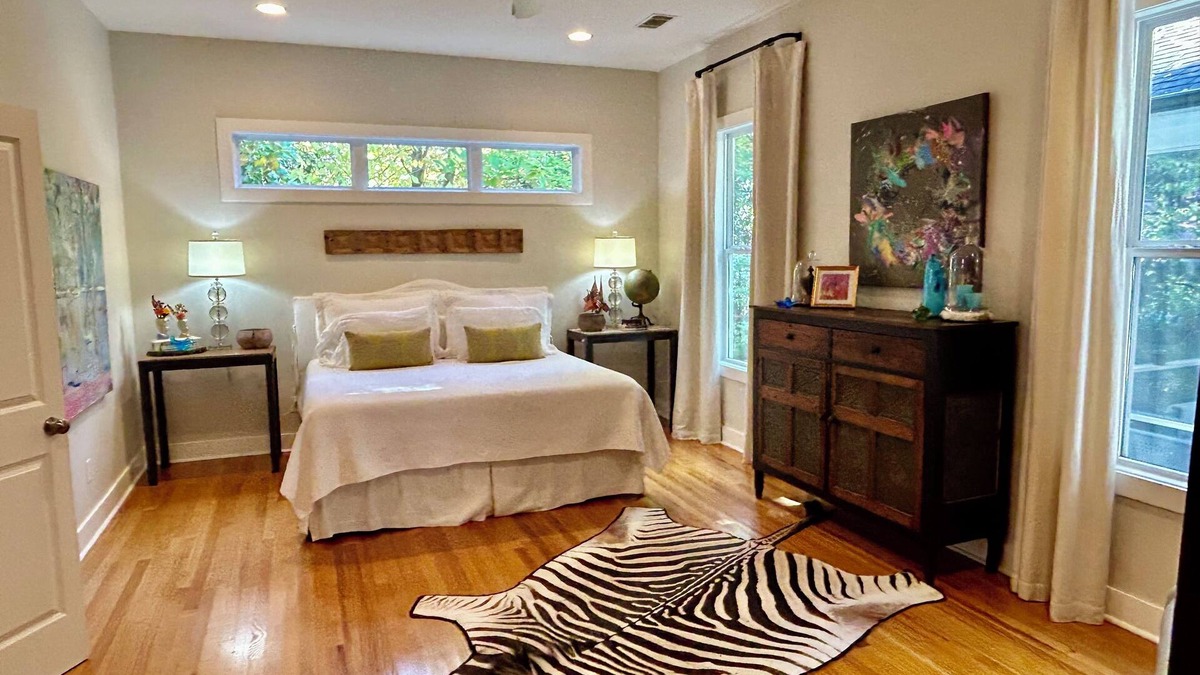 Oxford House | Great Location! 1/2 mile walk to Square & Mile walk to Grove!