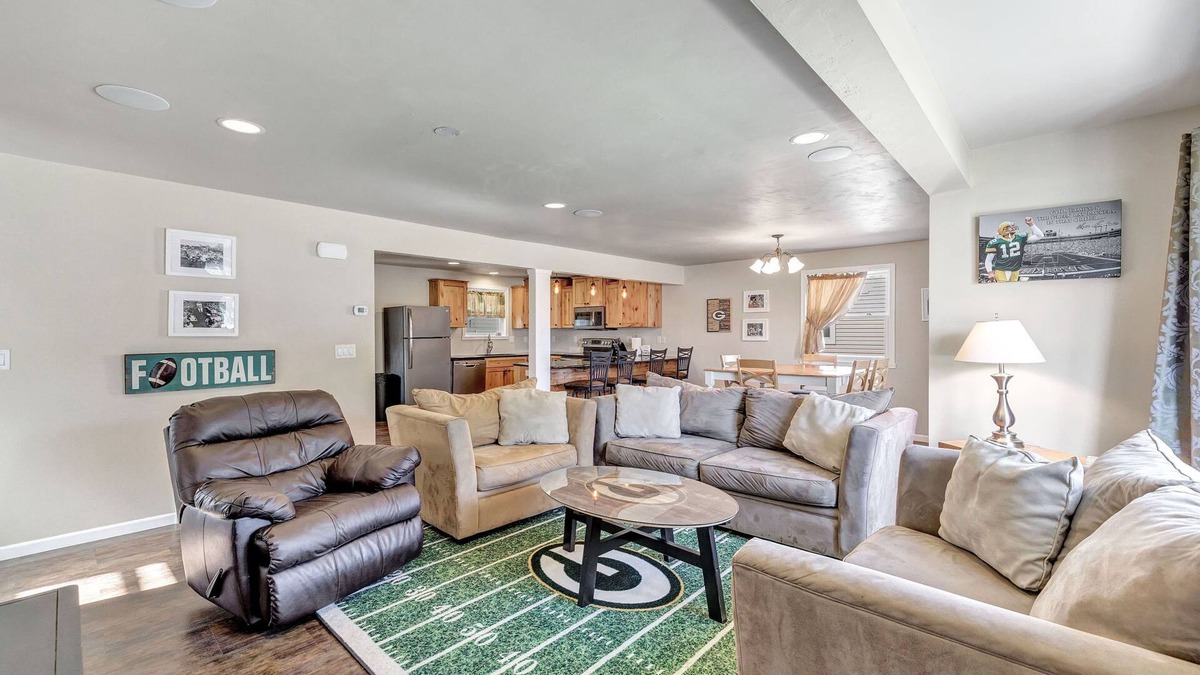 Green Bay House | Great Location; 1 Block From Lambeau Field.