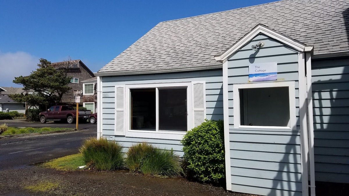 Downtown Cannon Beach Cottage | Great location 100 yards to the beach! Ocean View from upstairs room!