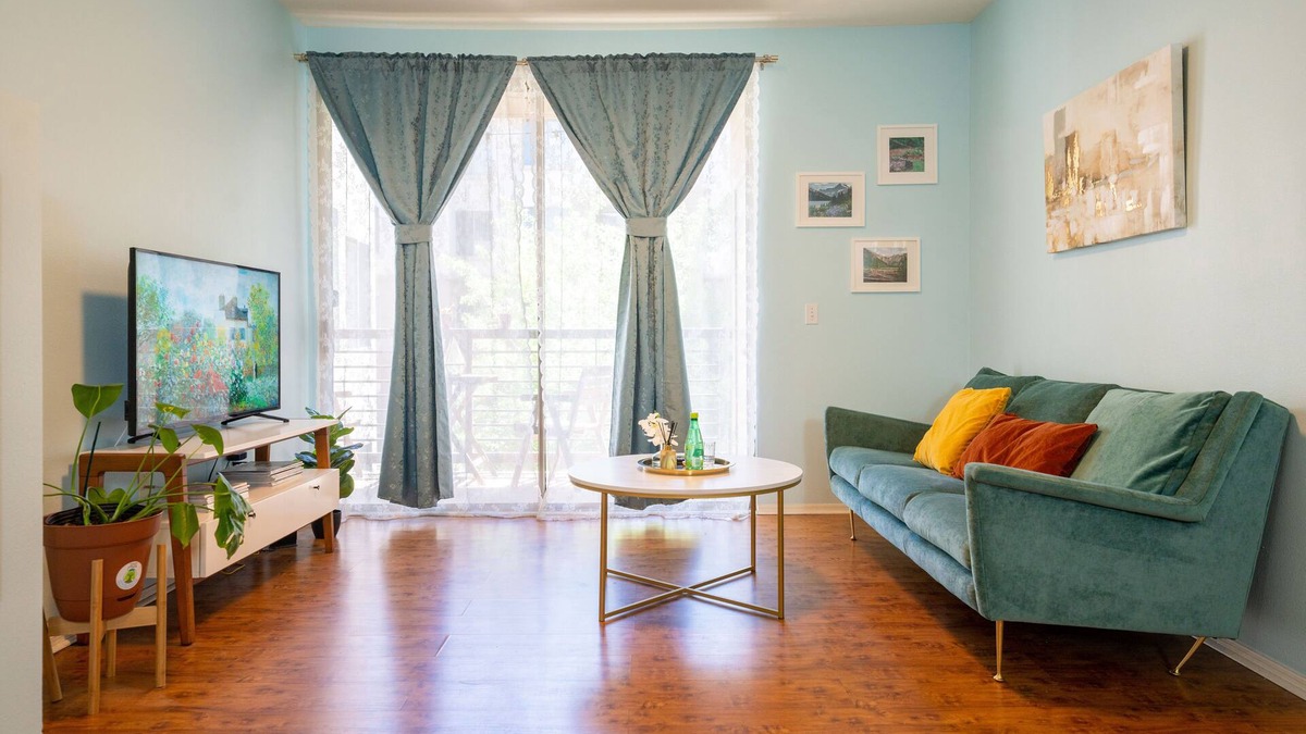 Madison Park Condo | Great Location/1B1B/King Bed/Fast WiFi/Pool/Gym