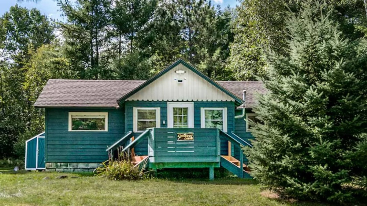 Wilmington Cabin | 🌲Great Location! 55" TV/Screened Porch/Stone Firepit/Grill