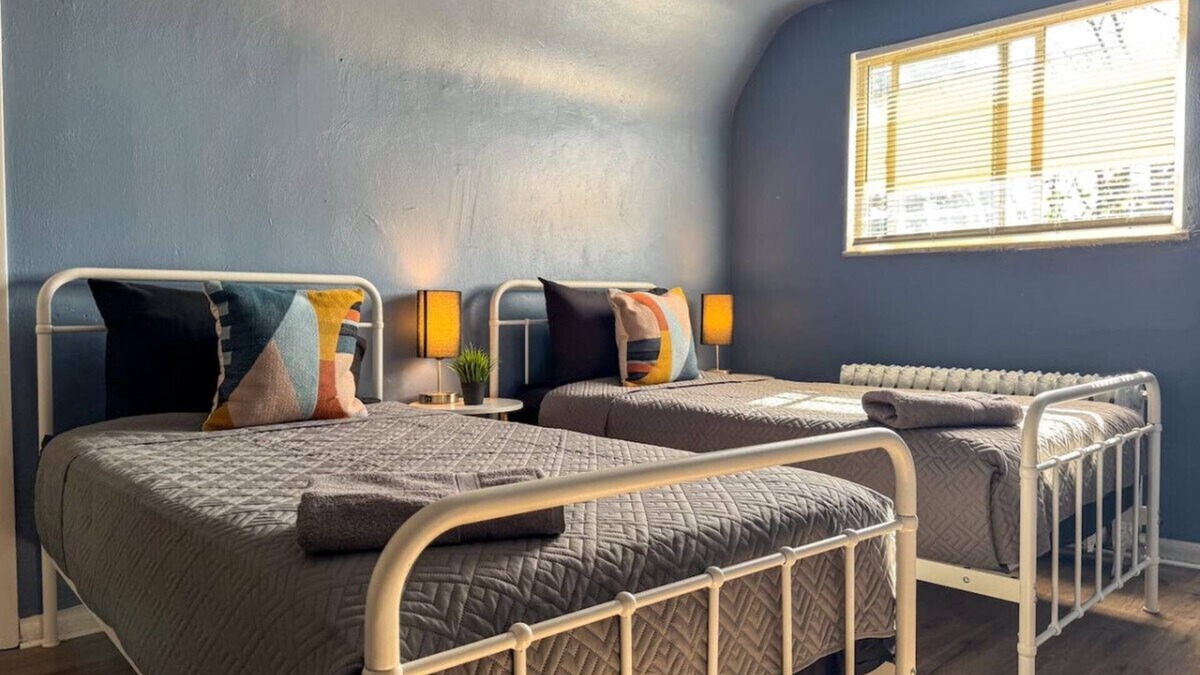 Mount Oliver Apartment | Great Location, 8 Beds (Sleeps 10) w/Parking