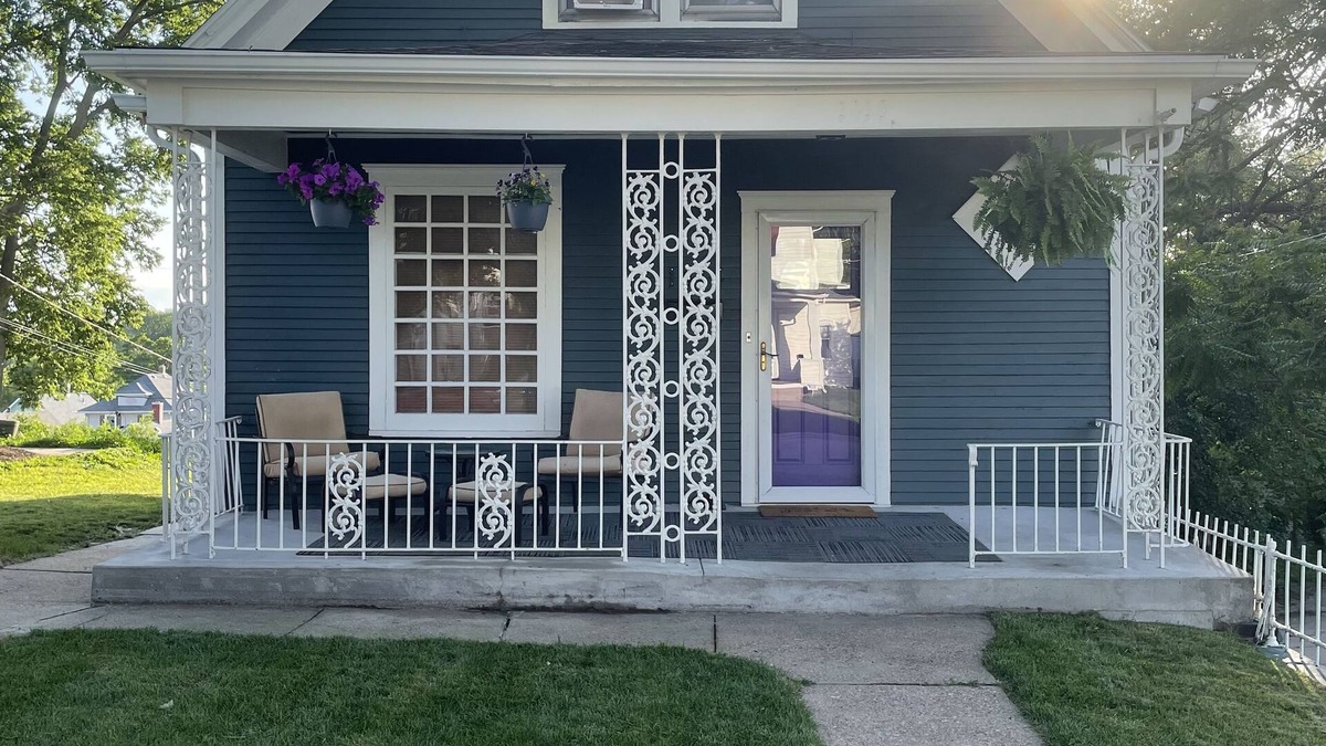 Dahlman House | Great Location! Cheerful 3+ bedroom close to the zoo and downtown!