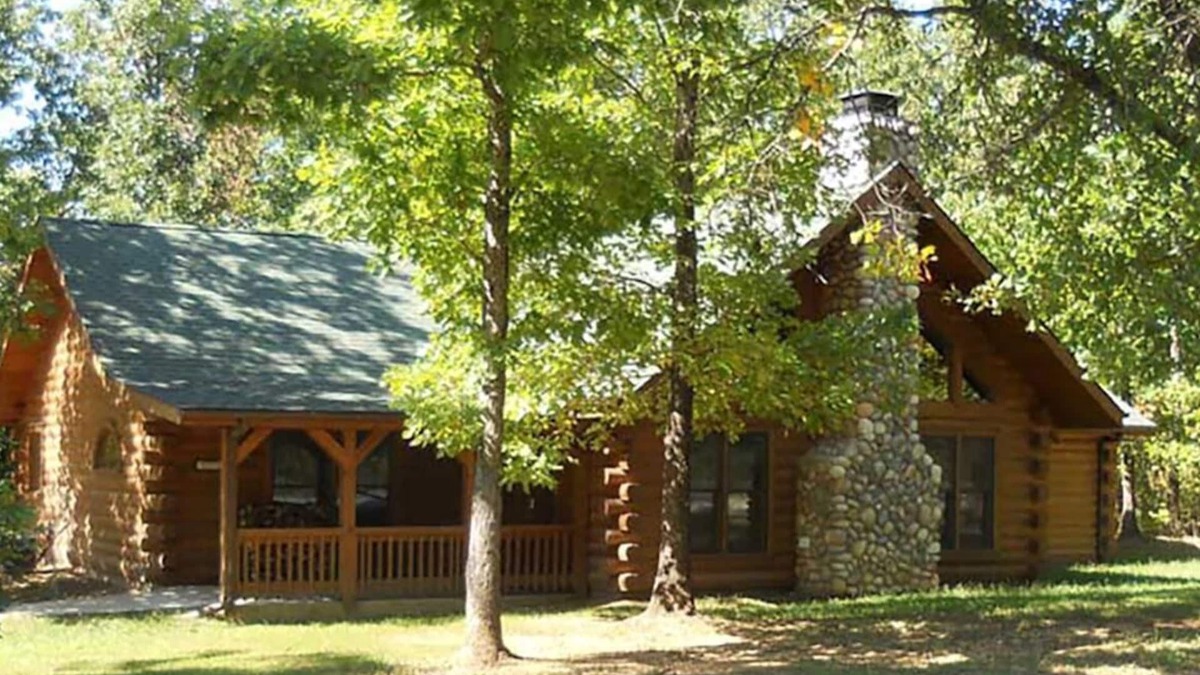 Ridgedale Cabin | GREAT LOCATION close to Branson & Big Cedar w/fireplace & hottub