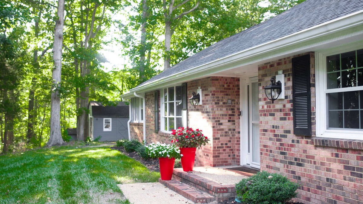Central Newport News House | Great location, country living in the city. Close distance to Williamsburg
