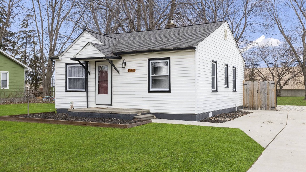 Warren House | Great Location! Cozy Home with Huge Backyard
