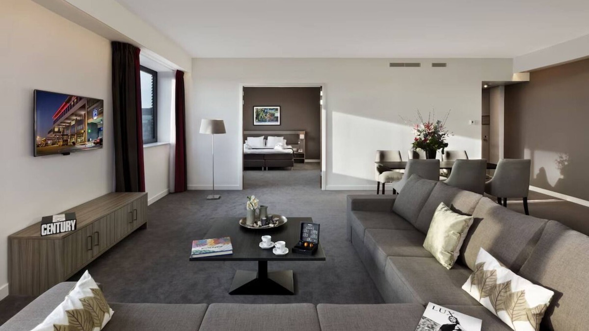 Zestienhoven Hotel | Great Location for Flyers – Walk to the Airport, Relax in Style! Onsite Dining