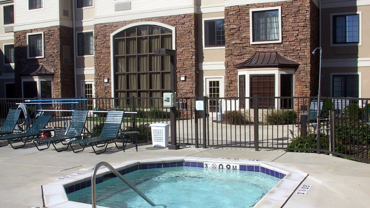 East Paris Condo | Great Location | FREE Wi-Fi + Pool + Hot Tub