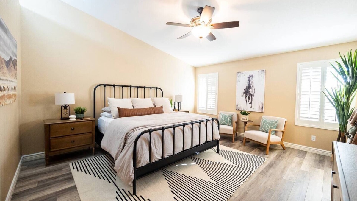 Paradise Park Vista House | Great Location, Heated Pool, Billiard Room & more