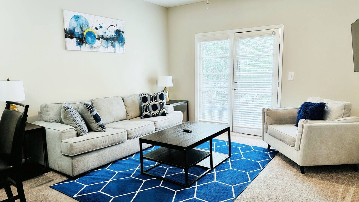 Addison Apartment | Great Location in Addison! Dining & entertainment, you’re just a short walk away