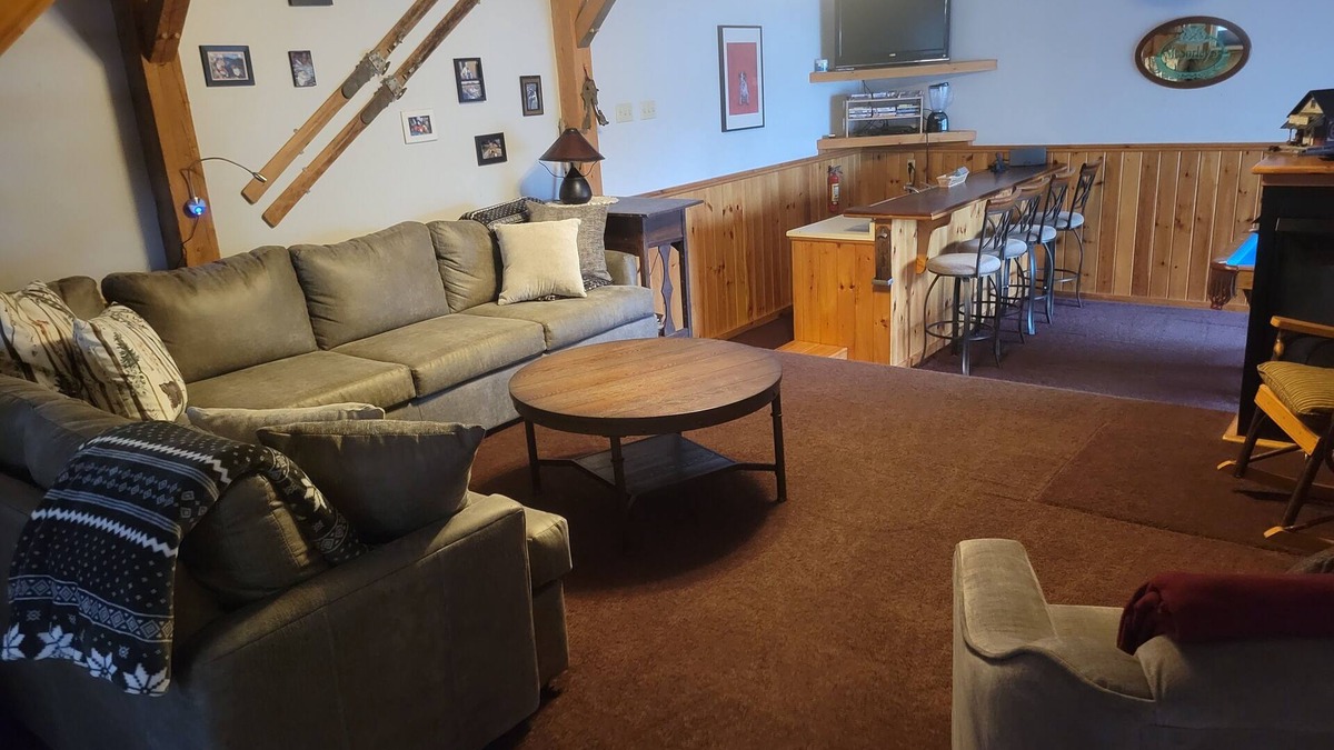 Ludlow House | Great Location, Large Hot Tub, Wet Bar, Pool Table, Gas FP