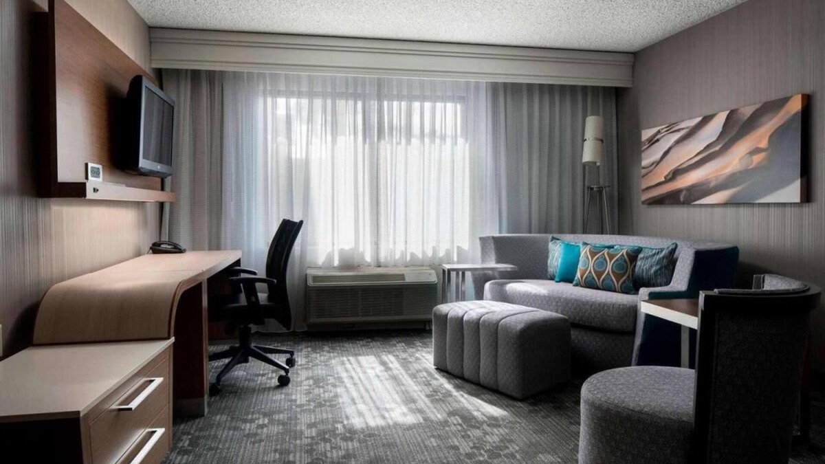 Tempe Hotel | Great Location Near Desert Botanical Gardens! Swimming Pool, Pets are Allowed!