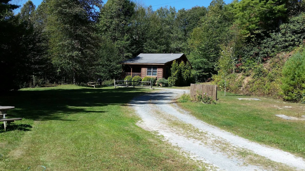 Blowing Rock Cottage | GREAT Location Near Blowing Rock on 1 acre pond. 4 wheel drive needed in winter