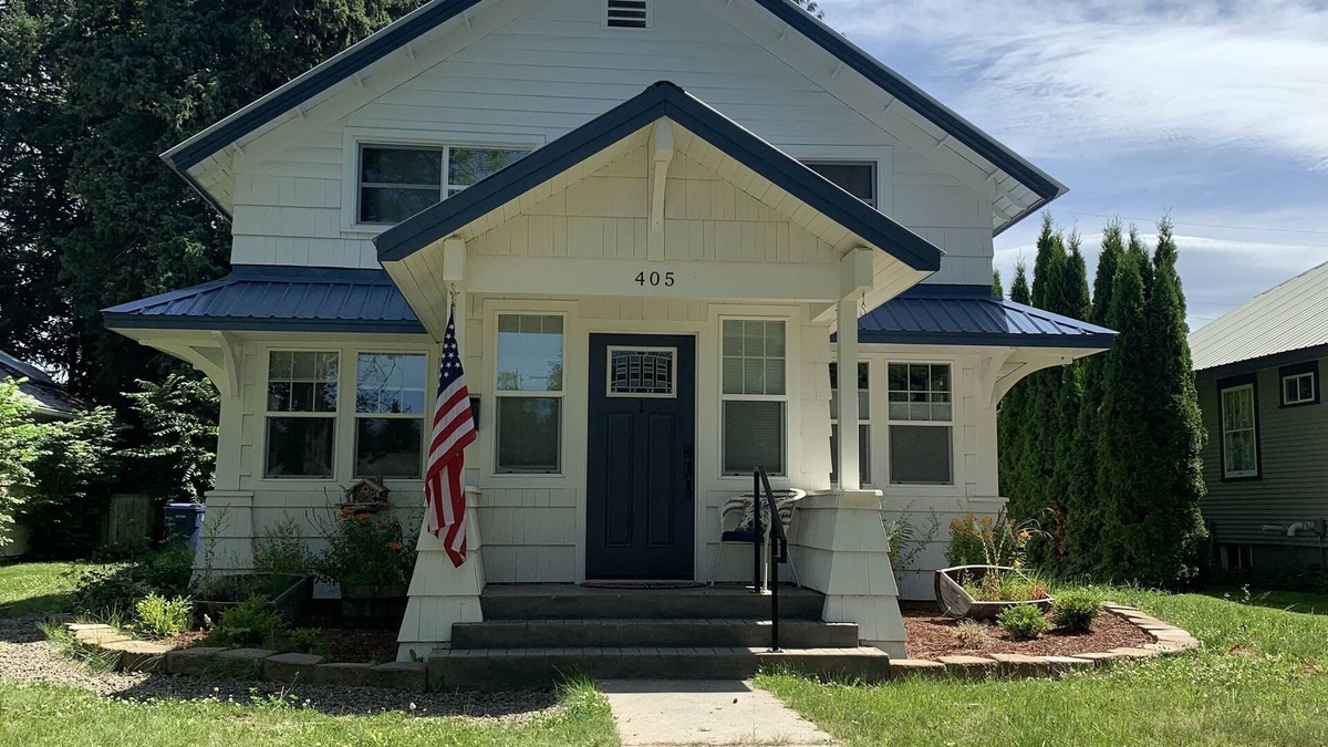 Sandpoint House | Great Location, relax by Sandpoint City Beach Park or shop downtown