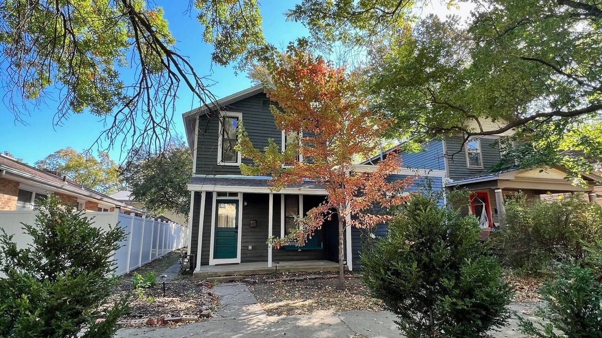 East Lawrence House | Great location right off Mass
