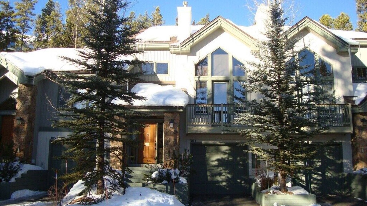 Four O'Clock House | Great Location! Short walks to Ski Lifts, Main St, Pool & Spa, & Activities