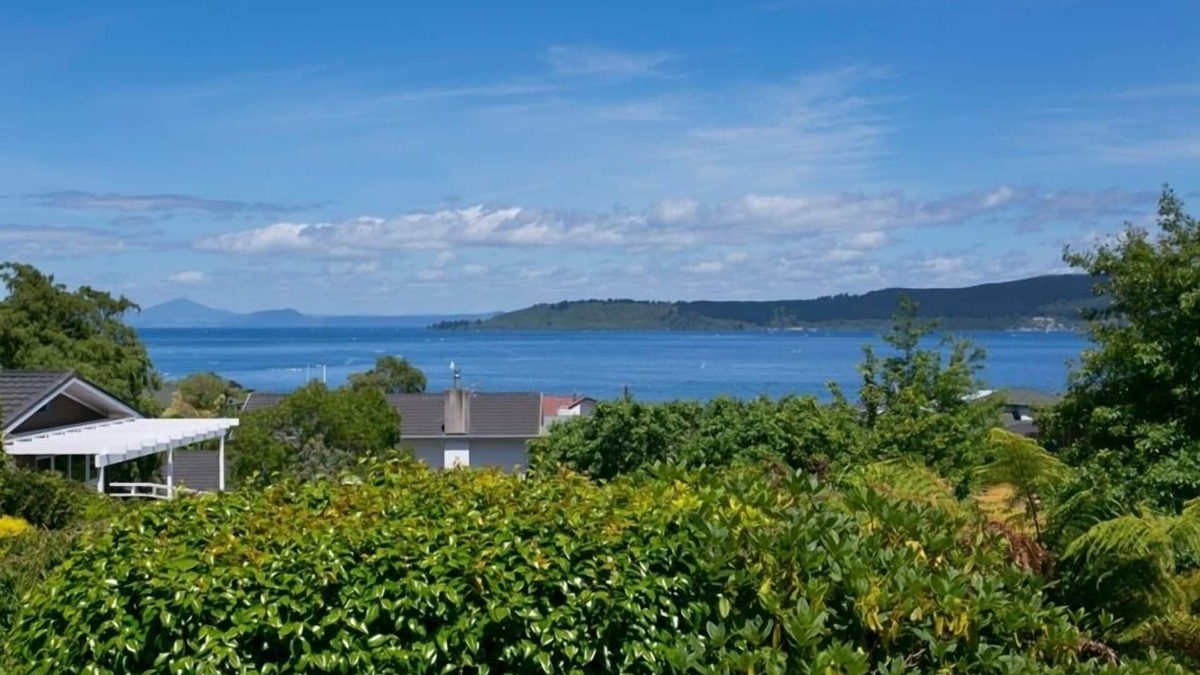 Waipahihi House | Great location,Thermal plunge pool, Free WIFI