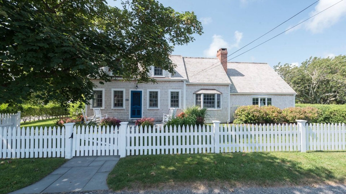 Chatham House | GREAT LOCATION - Water View, Walk to beach & Town!
