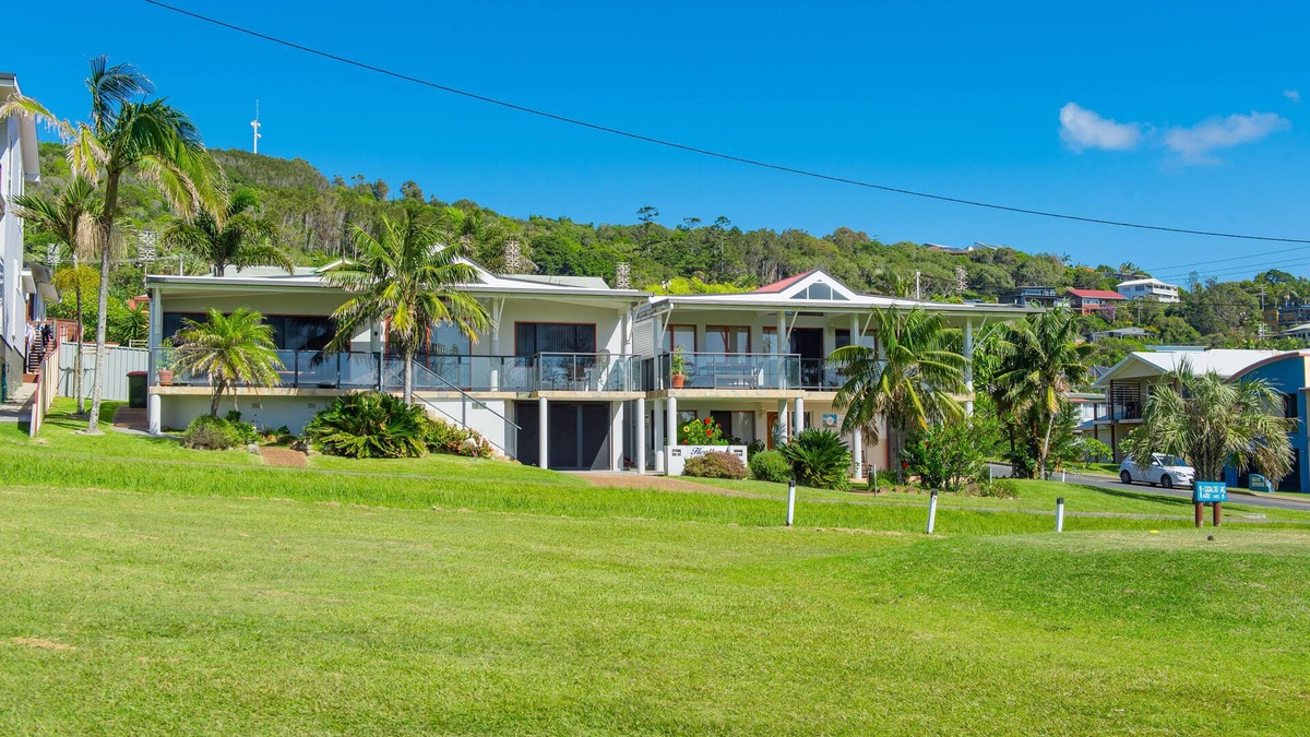 Crescent Head House | GREAT LOCATION WITH OCEAN VIEWS, SPA BATH & AIR CONDITIONING