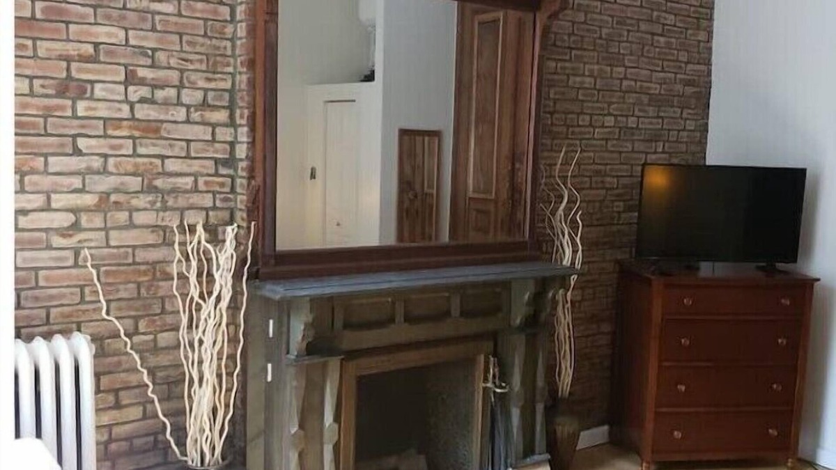 Central Park North Hotel | Great Looking Studio apartment in NYC Brownstone
