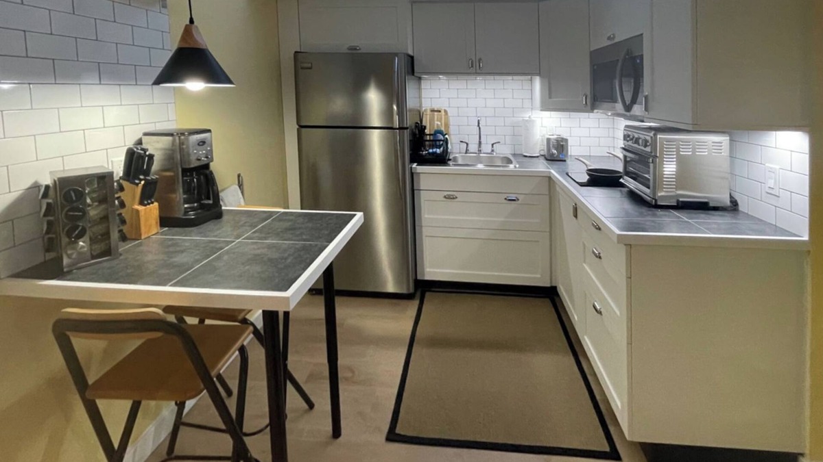 Oakwood Village Apartment | Great Mid-Town Toronto Bachelor Suite Convenient to Downtown and Airport