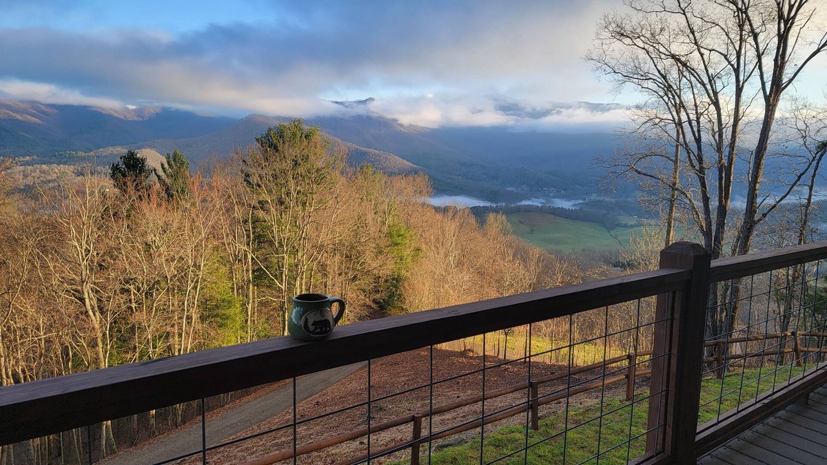 Hayesville Cabin | Great Mountain Views! Hiking, Rafting, Horseback Riding, Golf, Boating & more!!