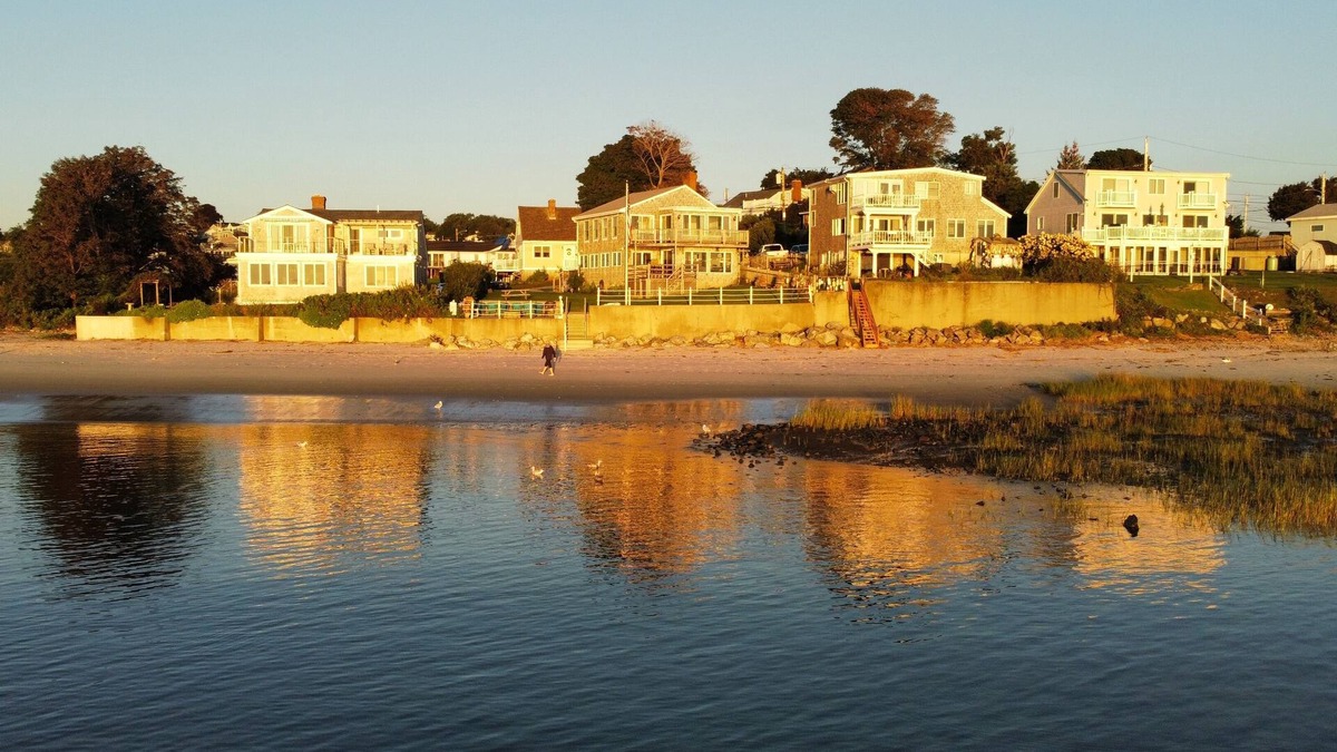 Great Neck House | Great Neck Ipswich Ma. 3 Bedrooms 2 Baths Beachfront House