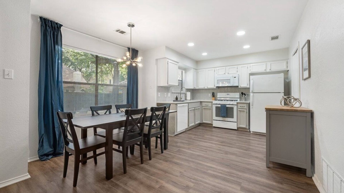 Hunter's Chase House | Great North Austin Location by AustinGetaways!