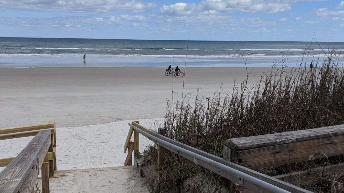 New Smyrna Beach House | Great Oct Deal - New Smyrna Beach, Steps to the ocean.nClose to all.