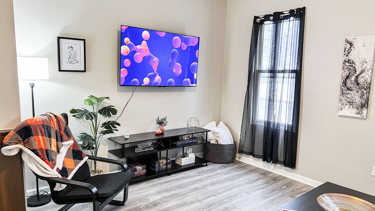 Ross Township Apartment | Great PITT Location - 2BR w/Fast Wifi + Free Parking!