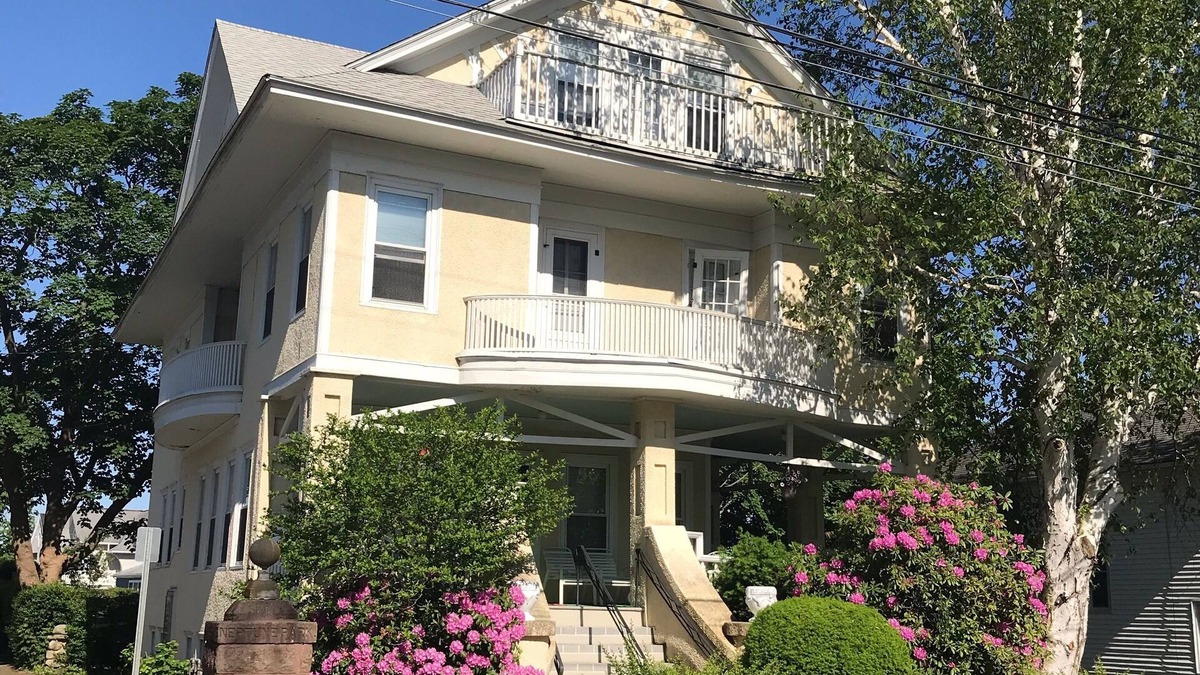 New London House | Great place for a large family reunion!