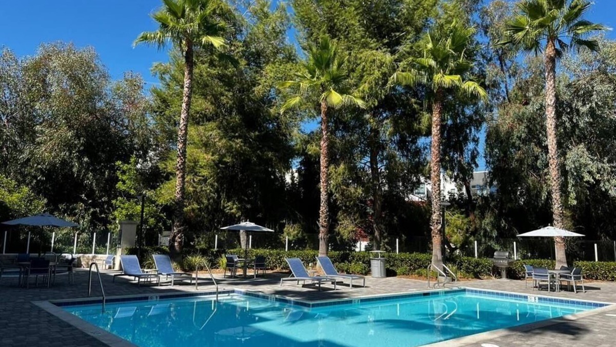 Warner Center Apartment | Great place w/all you need for you visit to LA. Gym, pool, sauna, jacuzzi &more!