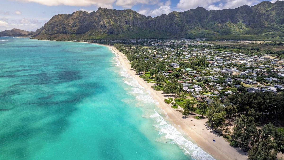 Waimanalo House | Great Price! 3800sf 7 rooms 4 baths Huge Gated House Steps from Waimanalo Beach