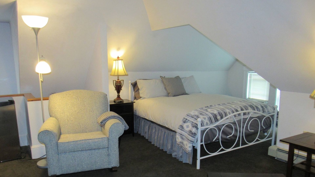 Portsmouth Apartment | Great Price;Beautiful, Spacious 3 Bed 2 Bath in a House Near Downtown Portsmouth