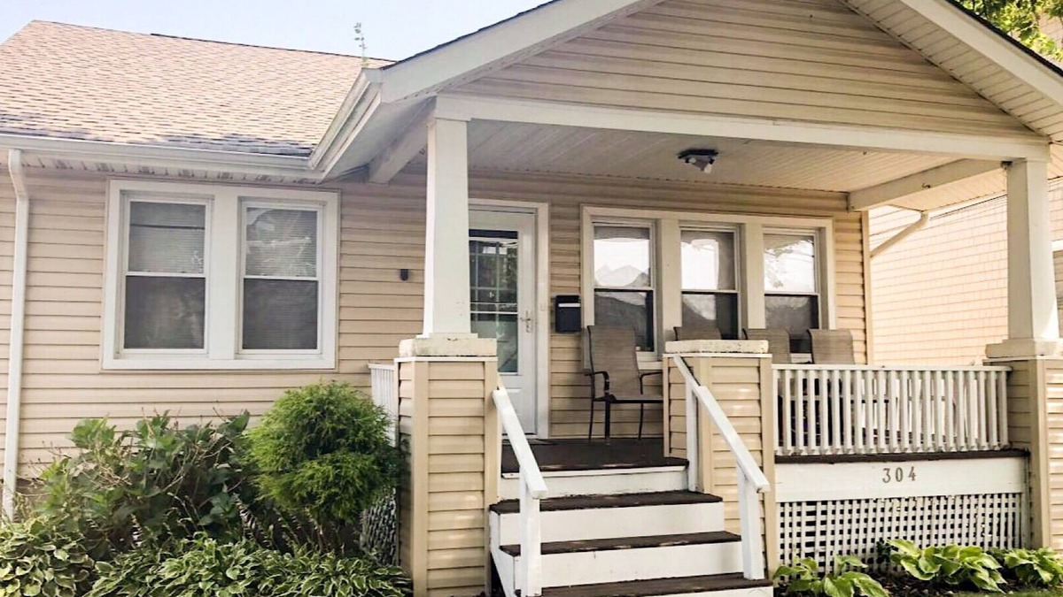 Wall House | Great rate for adorable beach cottage. Two blocks to sea and sand!